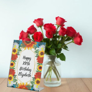 Sommerliche Blumengeometrie im Hinterhof Sockelschild