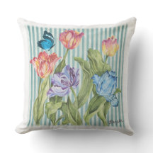 Sommerliche Kissen im Freien