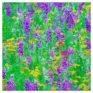 Sommerliche Wildblumen auf einem grünen Feld Stoff