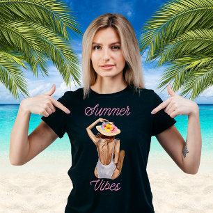 Sommermädchen in Badeanzug T-Shirt