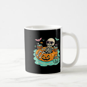 Sommerskelett in Kürbisschwimmen Niedlichen Spooky Kaffeetasse