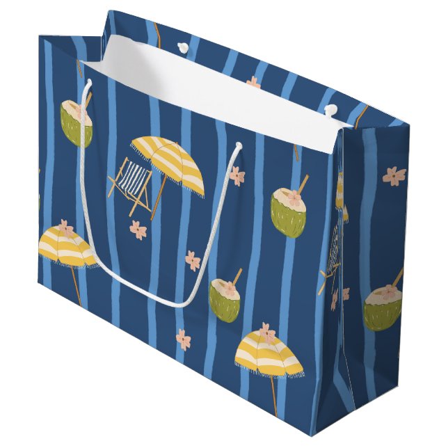 Sommerstrand Essentials Muster (2) Große Geschenktüte (Vorderseite Schrägansicht)