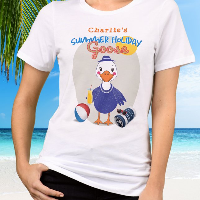 Sommerurlaub Albern Gänse Niedlicher Cartoon T-Shirt (A personalized t-shirt with silly goose beach vacation picture and 'Summer Holiday Goose' words)