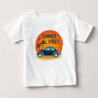 Sommervilla mit Retroauto am Strand Baby T-shirt