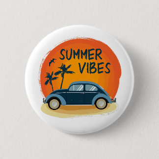 Sommervilla mit Retroauto am Strand Button