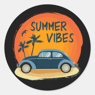 Sommervilla mit Retroauto am Strand Runder Aufkleber