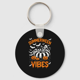 Sommerween-Vibes-Skelett, das im Pool schwimmt, Kü Schlüsselanhänger