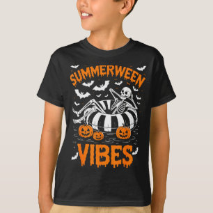 Sommerween-Vibes-Skelett, das im Pool schwimmt, Kü T-Shirt