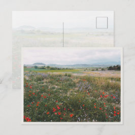 Sommerwiese, Träumende Cottagecore-Landschaft Postkarte