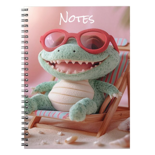 Sommerwoben: Chillin' Plush Crocodile on Vacation Notizblock (Vorderseite)