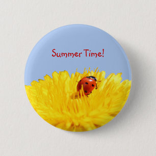 Sommerzeit-Marienkäfer auf gelber Blume Button