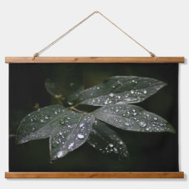 Sommerzeit Silver Raindrops auf dunkelgrünen Blätt Wandteppich Mit Holzrahmen