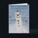 Son Christmas Card Snowman Pine Cone Nose Feiertagskarte<br><div class="desc">Weihnachts Grußkarte mit Niedlichem Schneemann. Frohe Weihnachten zu Unser wunderbarer Sohn ist auf der Vorderseite der Weihnachtsgrüßkarte geschrieben. Niedlicher Naturschneemann sieht so glücklich aus mit seiner Kiefernnase, Knöpfchen, Armdächen und einem grünen Buschtopf für seinen Hut, der die Schönheit des Winters, die Liebe und die lustigen Zeiten zusammen mit der Familie...</div>