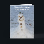Son Christmas Card Snowman Pine Cone Nose Feiertagskarte<br><div class="desc">Frohe Weihnachten an Unser wunderbarer Sohn. Niedlicher Naturschneemann sieht so glücklich aus mit seiner Kiefernnase, Knöpfchen, Armdächen und einem grünen Buschtopf für seinen Hut, der die Schönheit des Winters, die Liebe und die lustigen Zeiten zusammen mit der Familie zeigt. Backside hat kleine altmodische Weihnachtsbaum und gelben Stern. Original Fotografie, Kunstwerk,...</div>