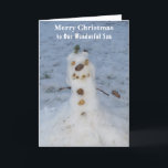 Son Christmas Card Snowman Pine Cone Nose Feiertagskarte<br><div class="desc">Frohe Weihnachten an Unser wunderbarer Sohn. Niedlicher Naturschneemann sieht so glücklich aus mit seiner Kiefernnase, Knöpfchen, Armdächen und einem grünen Buschtopf für seinen Hut, der die Schönheit des Winters, die Liebe und die lustigen Zeiten zusammen mit der Familie zeigt. Backside hat kleine altmodische Weihnachtsbaum und gelben Stern. Original Fotografie, Kunstwerk,...</div>