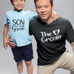SON DER GRUPPE KLEINKIND T-SHIRT<br><div class="desc">Für den Bräutigam, der einen jungen Sohn hat, kleiden ihn in einem passenden T - Shirt zur Erholung der Hochzeitsfeier. Im Text steht SON of the GROOM. Der gleiche Text und die gleiche Farbe wiederholt sich auf der Rückseite dieses T - Shirt. Der Text ist ein Bild, sodass die Farbe...</div>