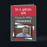 Son Foto Name graurot Geburtstag Karte<br><div class="desc">An einen besonderen Sohn. Herzlichen Glückwunsch zum Geburtstag. Fügen Sie einen Namen und ein Foto hinzu. Grau,  rot und schwarz.</div>