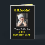 Son-in-Law Geburtstag Funny Grumpy Girl Black Yell Karte<br><div class="desc">"Oh nein!" Dein Schwiegersohn wird diese lustige Geburtstagskarte lächeln. Ein gruseliges Mädchen ist traurig,  dass sie ein großes Geschenk vergessen hat,  aber es kann eine große Umarmung geben! Das Schwarz,  Weiß und Gelb-Design ist modern und macht Spaß. So können Sie dem Typ in Ihrer Familie Geburtstagswünsche schicken.</div>
