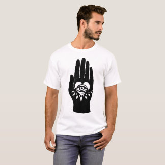 Sonderbare Mitherz in der Hand mit allem sehenden T-Shirt