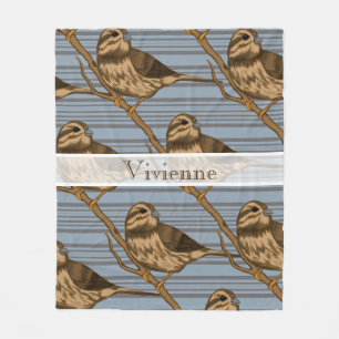 Song Sparrows und Pinstripes Monogram Fleecedecke