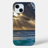 Sonne bricht durch Wolken über Meer