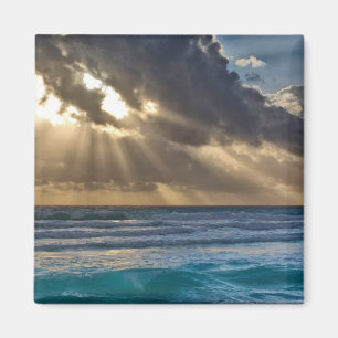 Sonne bricht durch Wolken über Meer Magnet