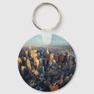 Sonne geht über der Skyline von New York City unte Schlüsselanhänger