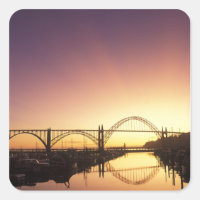 Sonne hinter der Newport Bridge, Oregon untergehen