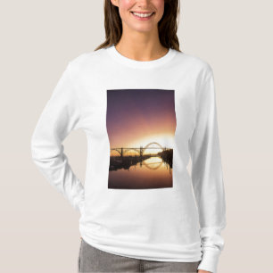 Sonne hinter der Newport Bridge, Oregon untergehen T-Shirt