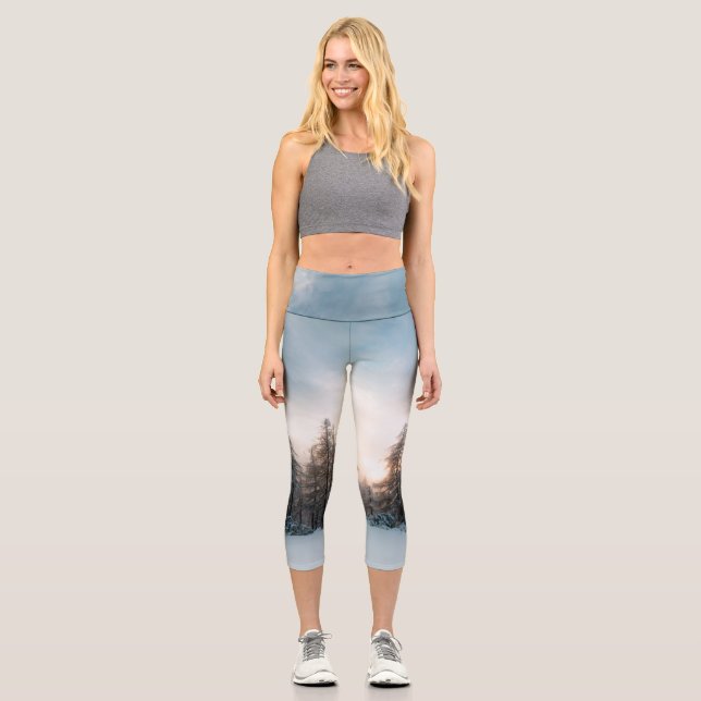 Sonne hinter Fichtenbäumen Capri Leggings (Vorderseite)