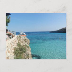 Sonne, Meer und ein kleines orangefarbenes Boot Postkarte