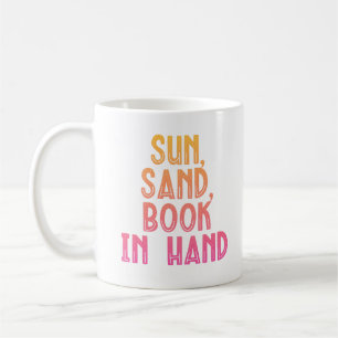 Sonne Sand Buch in der Hand Kaffeetasse