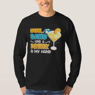 Sonne Sand und ein Drink in der Hand Urlaubsparty T-Shirt