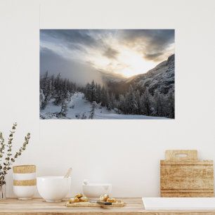 Sonne scheint bei atemberaubender Winterlandschaft Poster