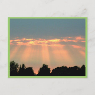 Sonne strahlt durch Wolken Postkarte