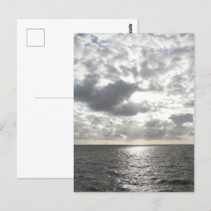 Sonne strahlt durch Wolken Postkarte