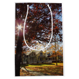 Sonne und Hütten im Herbst - Martha's Weinberg Mittlere Geschenktüte