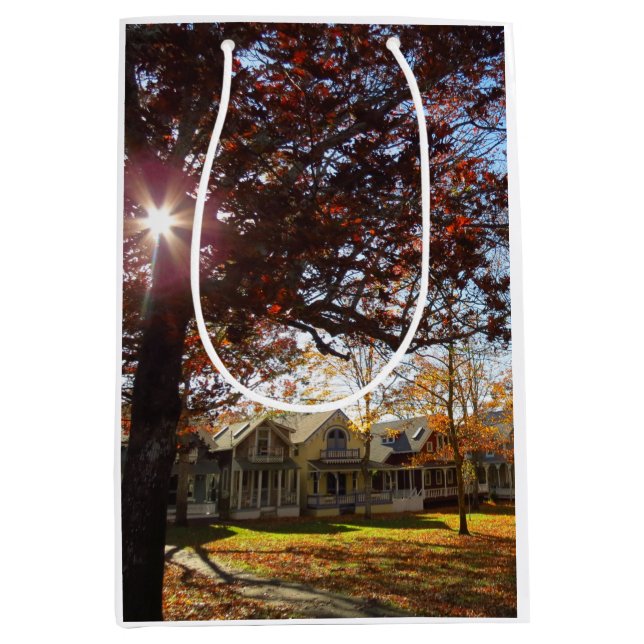 Sonne und Hütten im Herbst - Martha's Weinberg Mittlere Geschenktüte (Vorderseite)