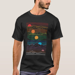 Sonne und Mond mit Bäumen und Bergen T-Shirt