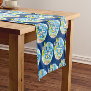 Sonnenastronaut im Weltraum und Cartoon der Erde Kurzer Tischläufer