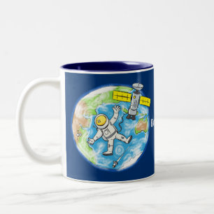Sonnenastronaut im Weltraum und Cartoon der Erde Zweifarbige Tasse