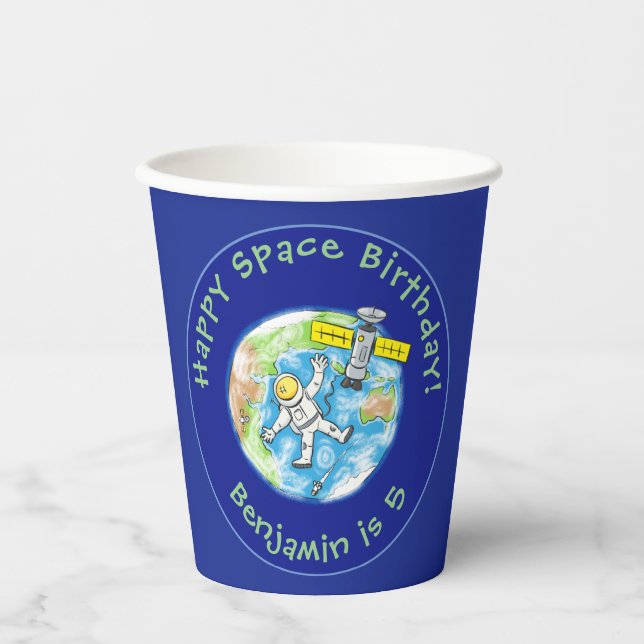 Sonnenastronaut mit Satellit über Cartoon Pappbecher (Vorderseite)