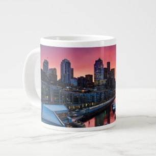 Sonnenaufgang am Pier 66, der unten auf Jumbo-Tasse