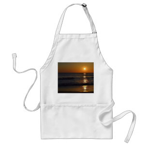 Sonnenaufgang am Strand von Shirley Taylor Schürze