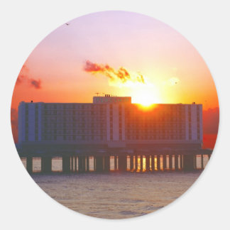 Sonnenaufgang an den Flagship-Hotel-Aufklebern Runder Aufkleber