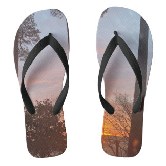 Sonnenaufgang an der Bucht dreht Flohsandalen Flip Flops