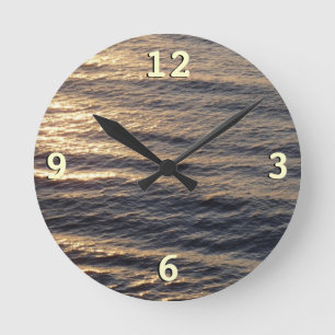 Sonnenaufgang auf beruhigenden Ozeangewässern Foto Runde Wanduhr