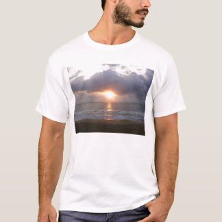 Sonnenaufgang auf dem Strand T-Shirt