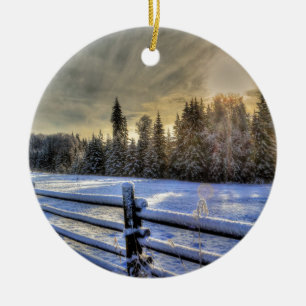 Sonnenaufgang auf einer Winterweide im Schnee Keramikornament