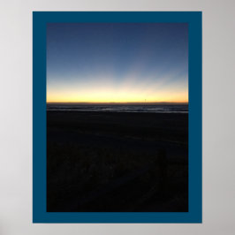 Sonnenaufgang beginnt am Meer Poster